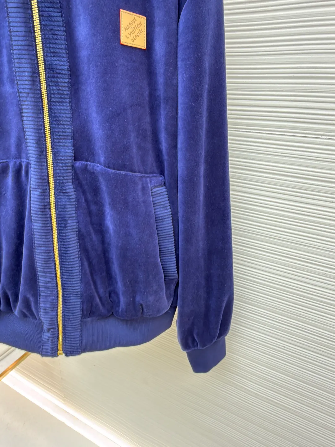 LOUIS VUITTON velvet zipper pocket ribbed long-sleeved jacket ●Original version: Purchased and developed by 20433 ●Item number: 1682205-C30 ●Fabric: velvet fabric ●Technology: knitting ●Color: navy blue ●Version: fitted version ●Weight: about 945 grams ●Size: S-M-L-XL ●Description: This navy blue velvet zipper jacket is made of high-density custom-woven velvet fabric, which has been washed and brushed. The suede is short, dense and shiny, and feels soft and skin-friendly. It is also pre-shrunk to avoid shrinkage and deformation after wearing. The neckline is a stand-up collar and is equipped with a custom-made brass zipper. The chain teeth are made with polished gold-plated washing technology, which is smooth, wear-resistant and not easy to oxidize. The sides and pockets of the body adopt accordion pleat three-dimensional splicing technology, supplemented by high-elastic rib edges of the same color, taking into account the stiffness of the fit and wearing comfort. The left chest is inlaid with a metal nameplate logo, which is made by etching and painting. The details are made of double-needle overlock sewing. The stitching is neat and precise. The overall process takes into account both texture and wearability. Each process is subject to quality control inspection to ensure the exquisite presentation of the pattern and details. The overall wiring is straight and delicate, the fabric is comfortable and soft, and the color is consistent without color difference. It can be matched with the same style to create a fashionable look and control various occasions. Customized accessories, complete with three standards, same style for men and women!